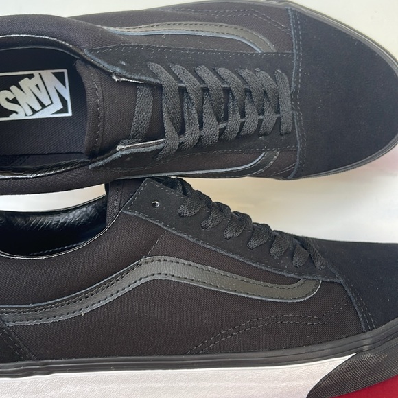 Vans Men’s Old Skool
(Mono Bumper) Black/True
VN0A38G1Q9C
Sneakers - Picture 15 of 16